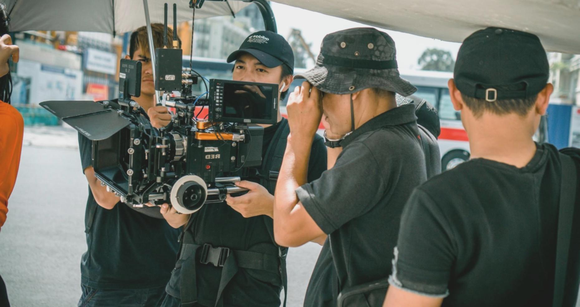 Environnement de travail professionnel pour la formation en montage documentaire
